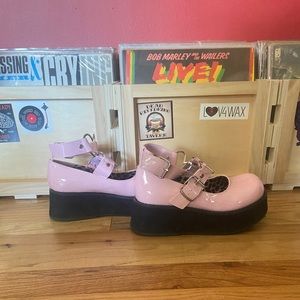 Pink heart detail platform demonias